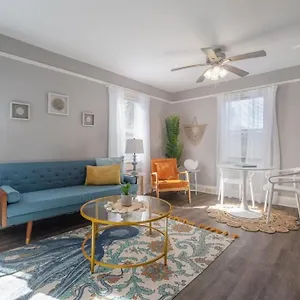 Serene Beachy With Large Screened Porch! Holiday home