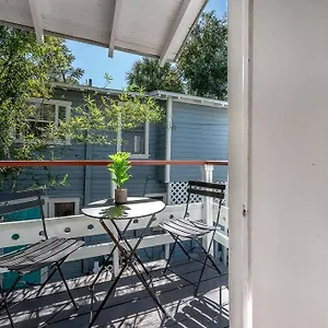 Jungle Themed Apt. Close To Coffee, Food + Shops! Holiday home