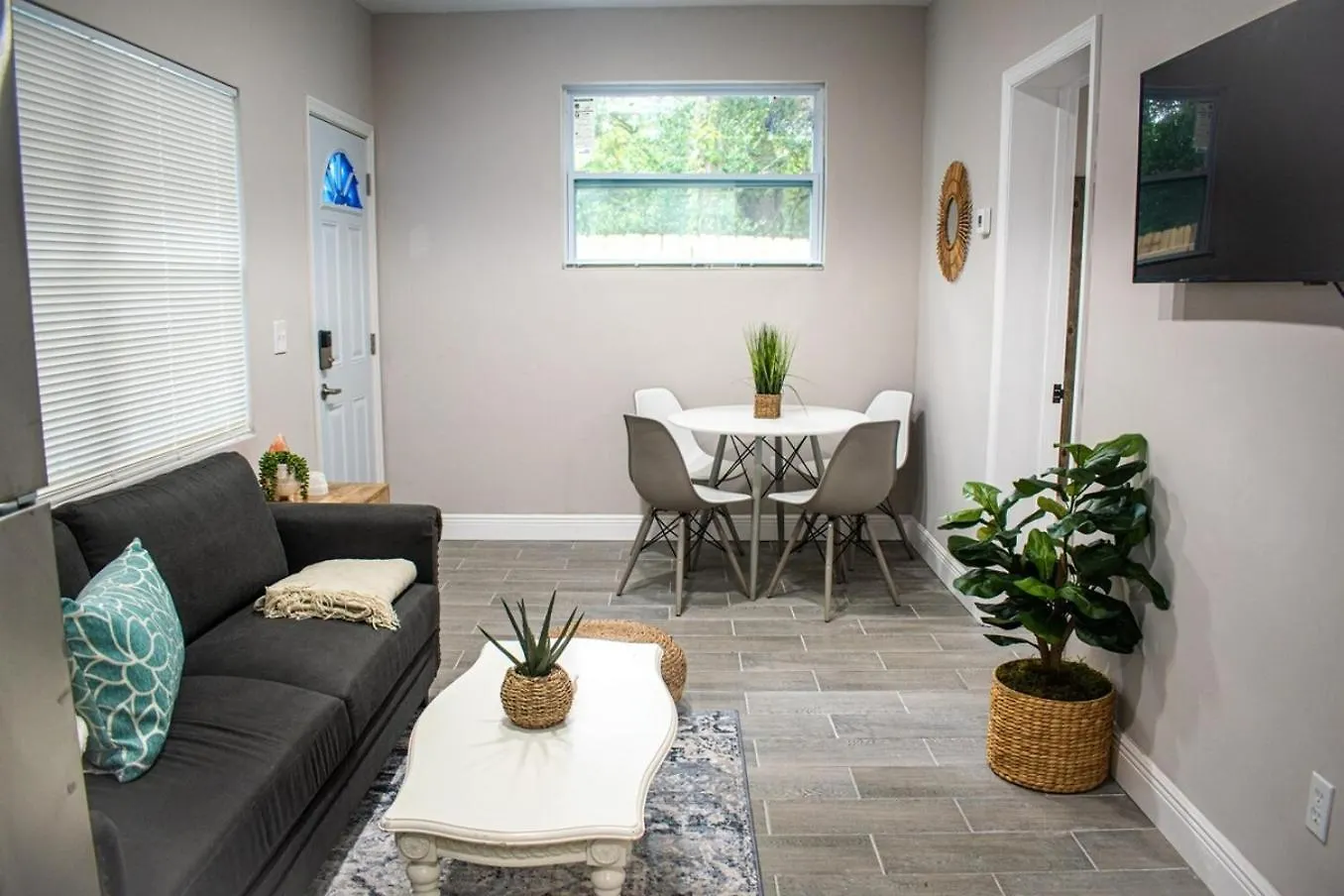 Boho Chic Cosy Home In The Heart Of Tampa And Ybor contacts